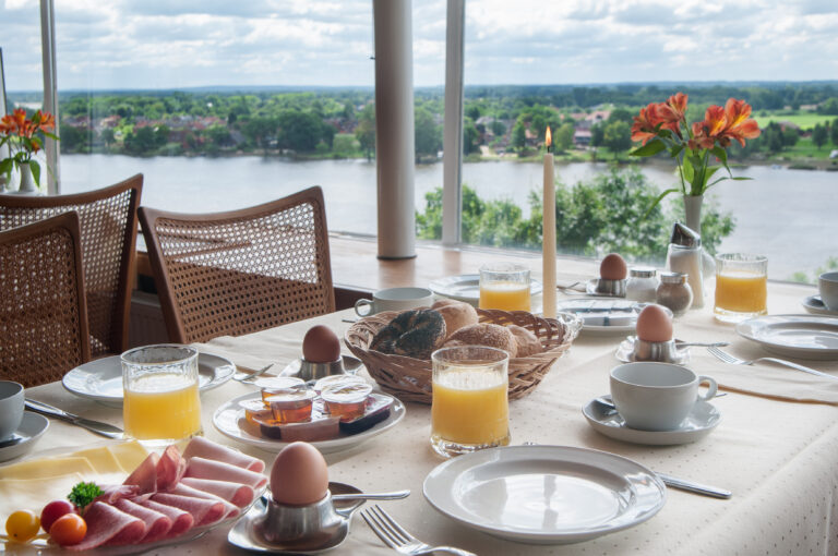 Frühstück im Hotel Bellevue in Lauenburg mit Blick über die Elbe